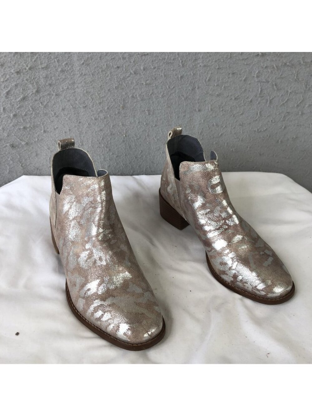 Seychelles Boots Womens Size 9 Silver Metallic Suede Animal Print Ankle Booties